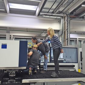 Dolmetschen bei Technikerschulungen an der Maschine