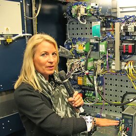 Simultandolmetschen bei Schaltschrankschulung für Servicetechniker