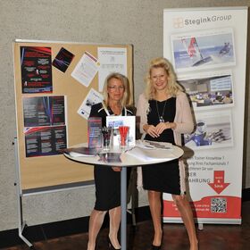 Infostand von Margit Schuck, Technischer Sprachdienst für interkulturelle Kommunikation, und Henriett Stegink von der Steginkgroup auf dem Symposium EPO-KAD